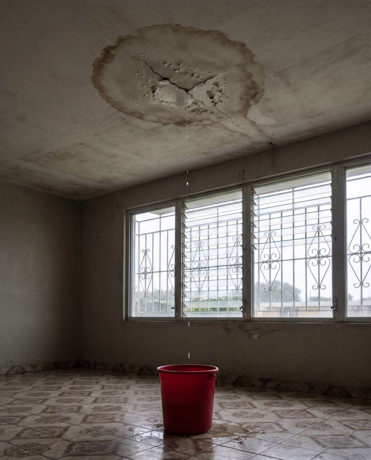 Sala con gotera y cubo